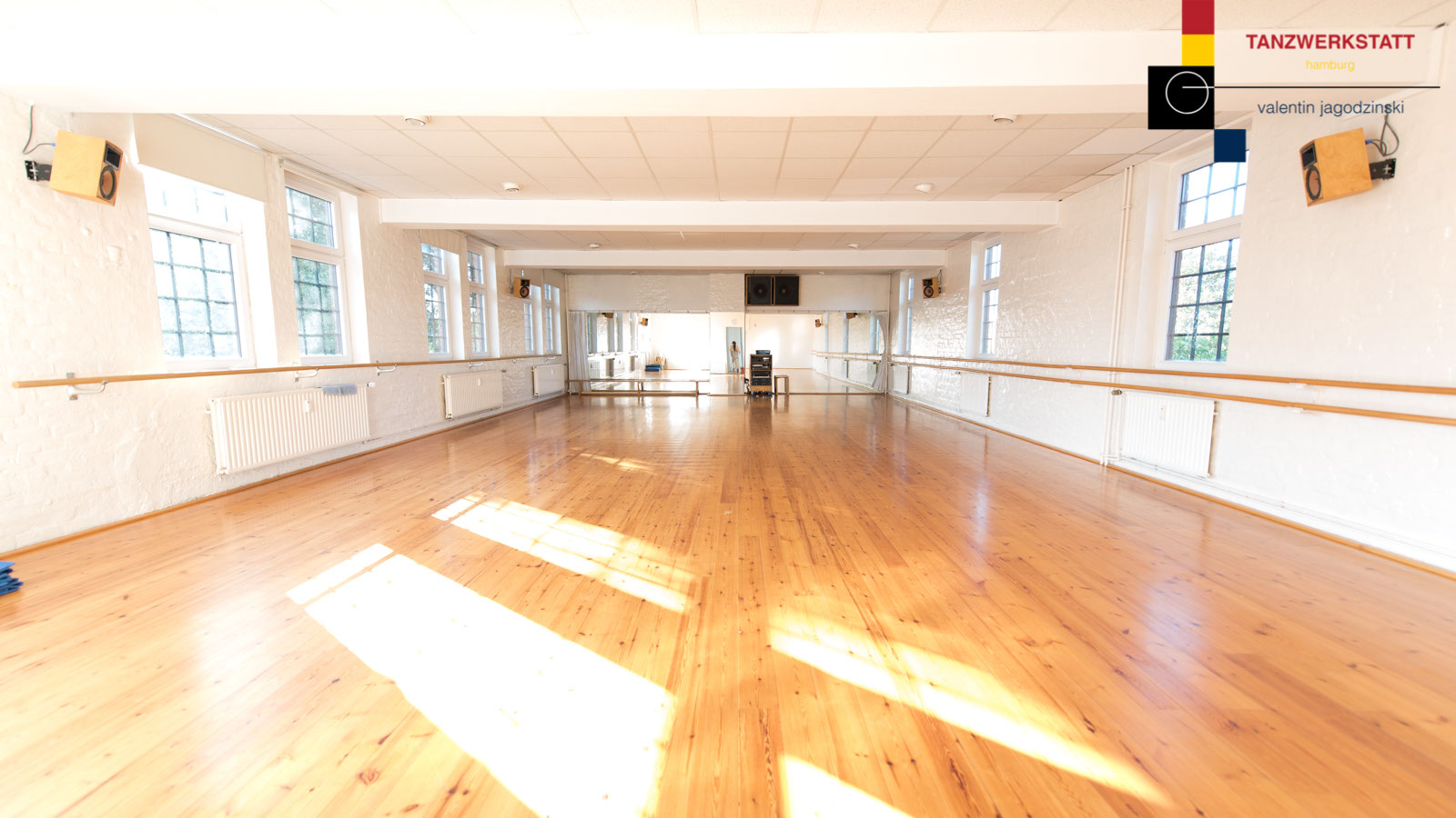 Embody Flow Studio Hamburg - Hauptraum mit weichem Licht und warmen Farben